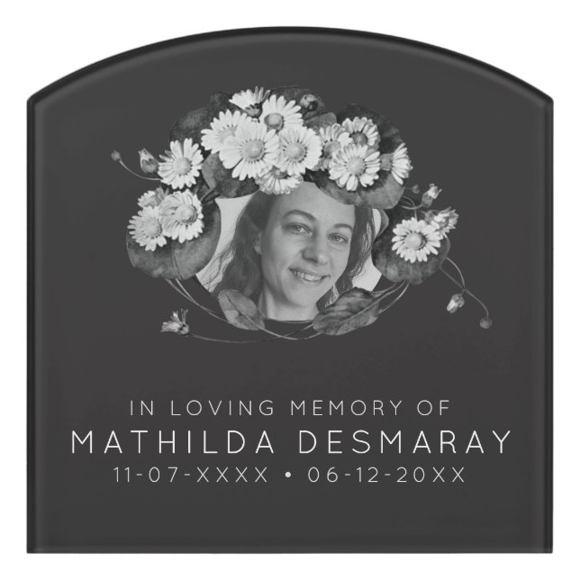 Customizable Memorial Art Nouveau Daisies Wreath Door Sign (Contour Front)