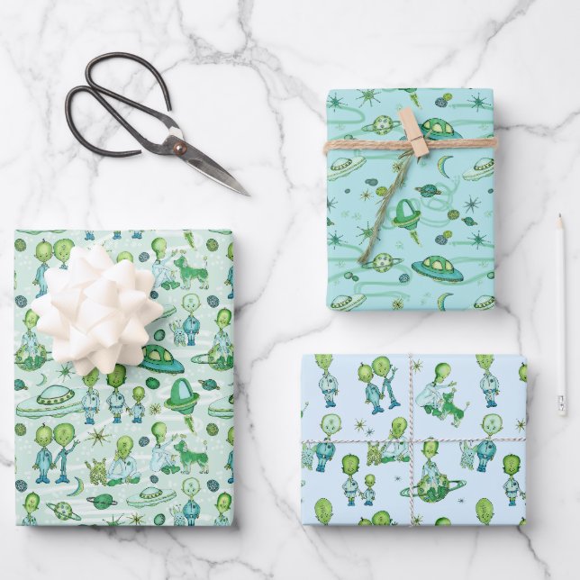 Cute Alien Themed Wrapping Paper Sheets (Front)