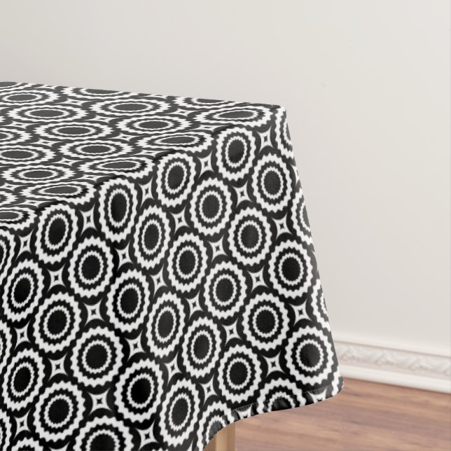 Cute black white zigzag circles pattern tablecloth (In Situ)