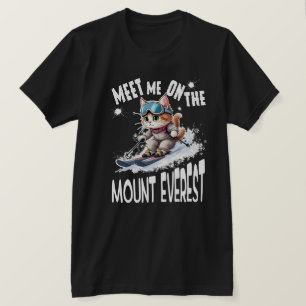 Cute CAT.The fearless adventure cat taking. Men's T-Shirt