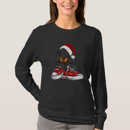 Cute Dachshund In Santa Hat A Weenie Mama Or Doxie T_Shirt