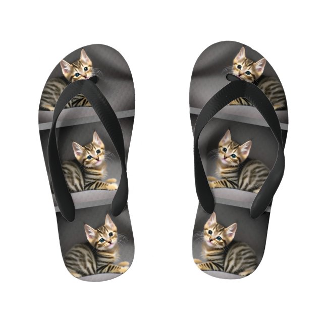 Cute fluffy tabby cat baby    kid's flip flops (Footbed)