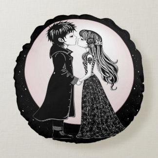 Cute Gothic Emo Kids Kiss Valentine's Day Round Pillow