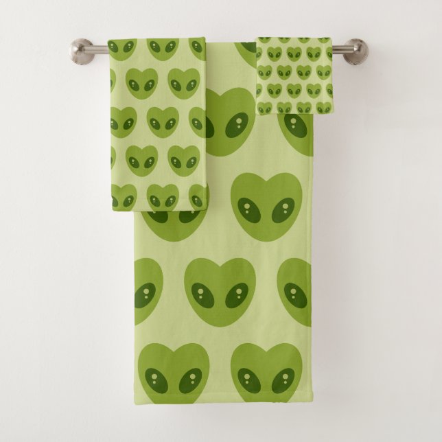 Cute Green Heart-Shaped Alien Head Pattern Bath Towel Set (Insitu)