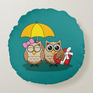 Cute Owl Lovers w/ Umbrella & Red Chocolate Box Round Pillow