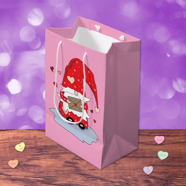 Cute Red Gnome with Letter Pink Gift Bag (Cute red gnome with letter pink gift bag .)