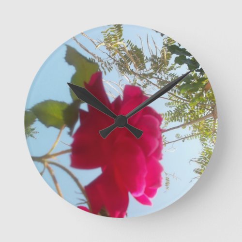 Cute Retro Hakuna Matata Gift Blue Red  Green SKY Round Clock