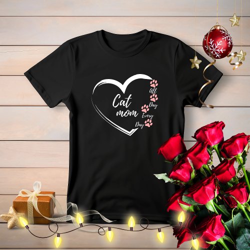 Cute simple heart design womens cat lover mom T_Shirt