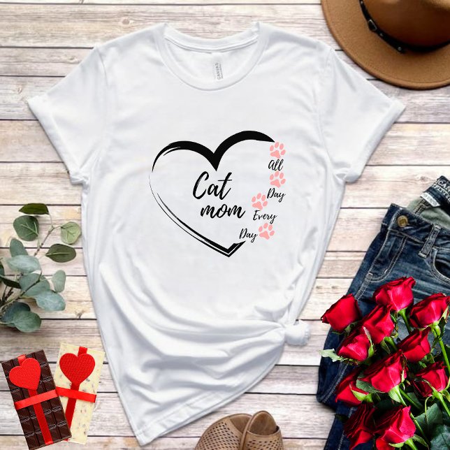 Cute simple heart design womens cat lover mom T-Shirt (Creator Uploaded)