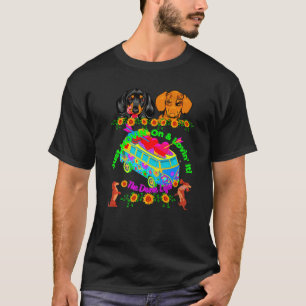 DACHSHUND  FUNNY PET WIENER DOG MOVIN ON VINTAGE P T-Shirt