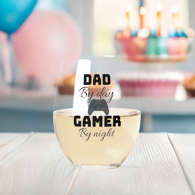 Dad by day, gamer by night stemless wine glass (Insitu (Baby Shower))
