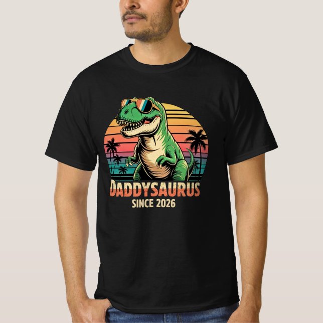 Daddysaurus Since 2026 – Funny New Dad Dinosaur Sh T-Shirt (Front)