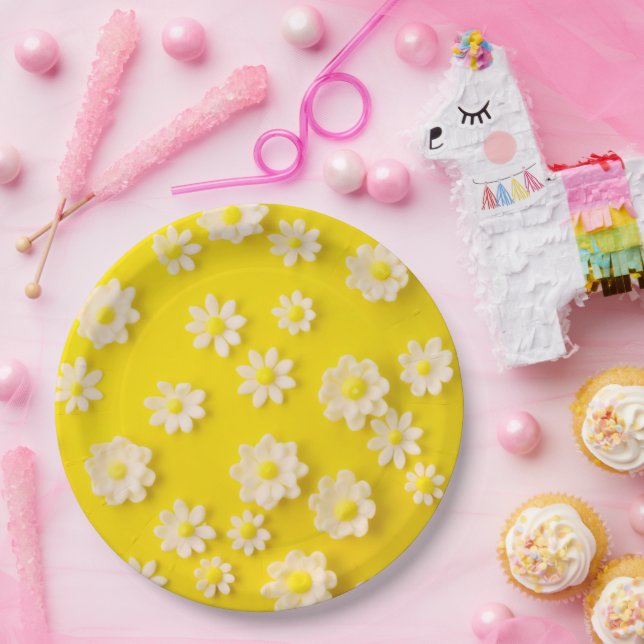 Daisies with a yellow background      paper plates (Party)