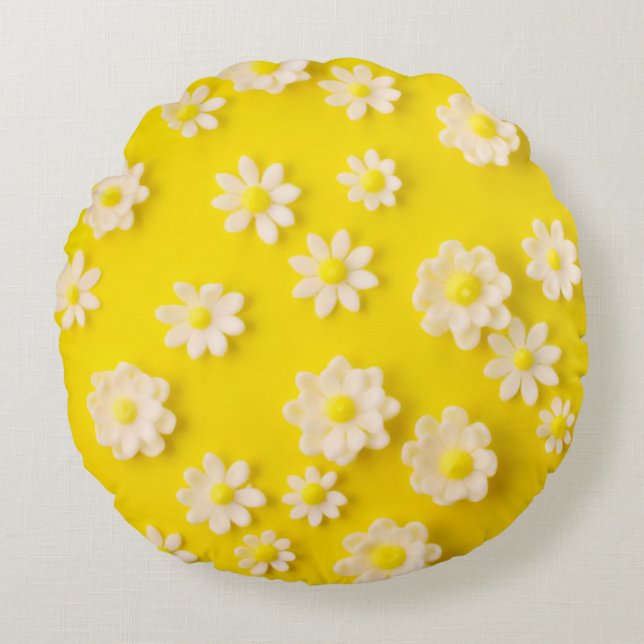 Daisies with a yellow background  round pillow (Front)
