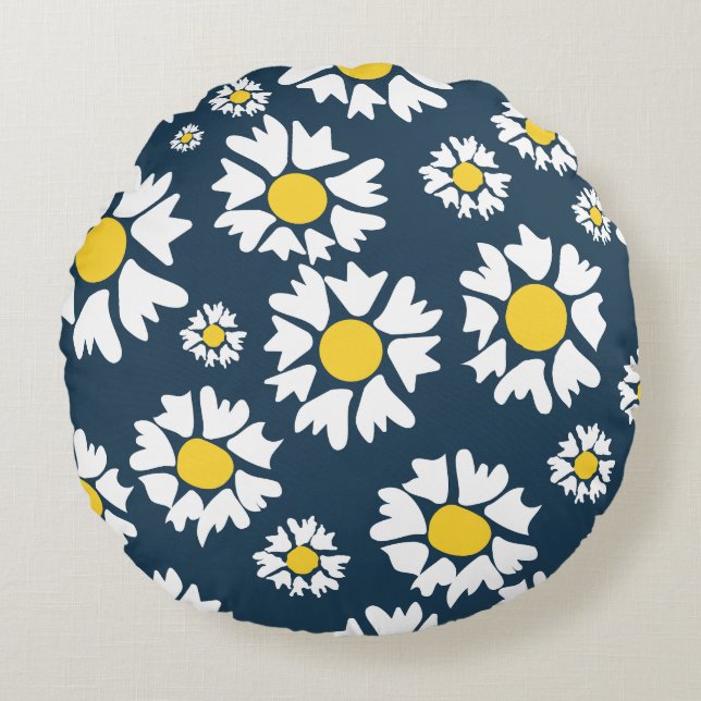 Daisy Pattern, Floral Pattern, White Daisies Round Pillow (Front)