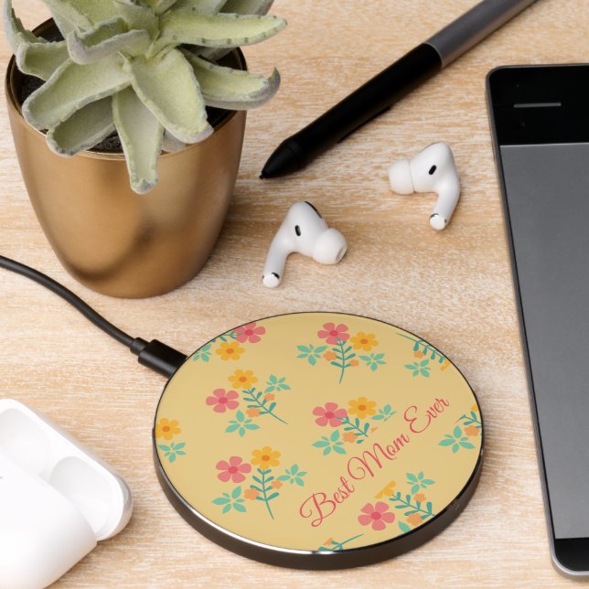 Daisy Retro Bouquet in Yellow Best Mom Ever Wireless Charger (Desk 2)