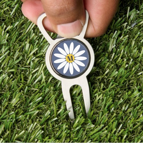Daisy with initial divot tool