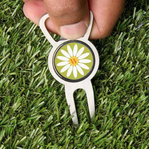 Daisy with initial green divot tool