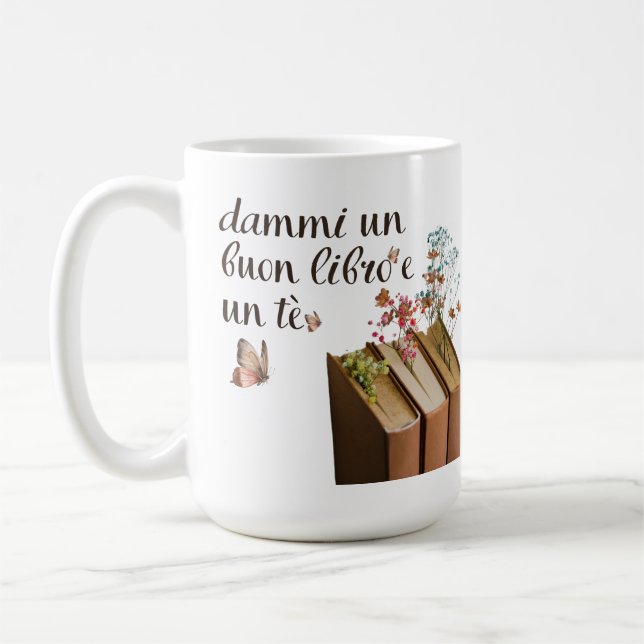 Dammi Un Buon Libro e un Tè tazza (Italian) Coffee Mug (Left)