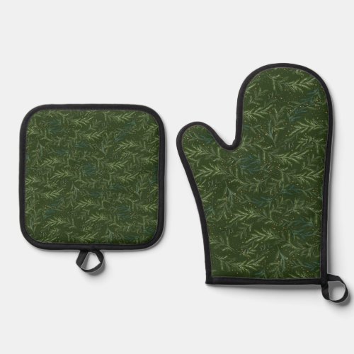 Dark Green Classic Pine Wreath Christmas Holiday Oven Mitt  Pot Holder Set