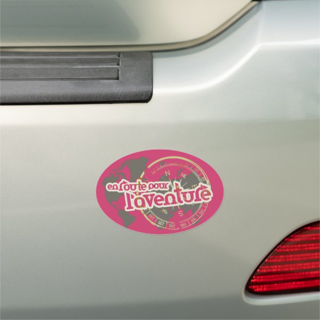 Dark pink travel en route pour l'aventure car magnet (In Situ)