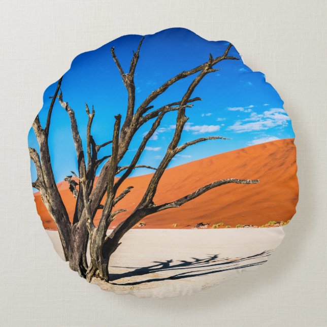 Dead tree in Deadvlei, Namibia Round Pillow (Back)