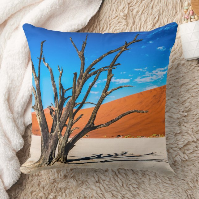 Dead tree in Deadvlei, Namibia Throw Pillow (Blanket)