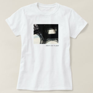 ...debout sous le géant T-Shirt