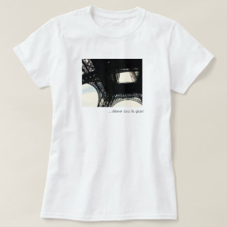 ...debout sous le géant T-Shirt