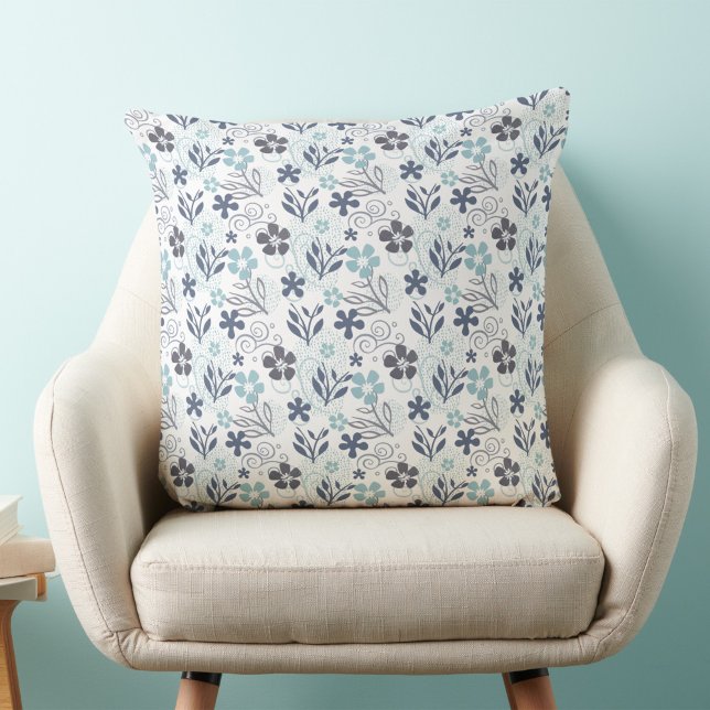 Dekokissen mit floralem Muster  Throw Pillow (floral throw pillow)