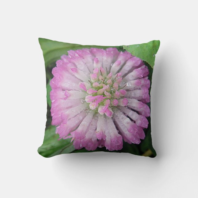 Dekokissen rosa Kleeblüte mit Wassertropfen Throw Pillow (Front)