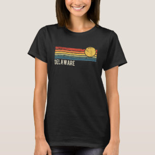 Delaware USA Retro Sunset Distressed Style Design T-Shirt