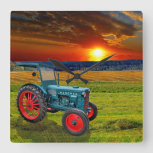Der  klassische Traktor Hanomag R22 Square Wall Clock
