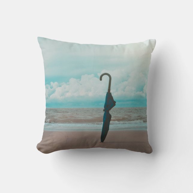 Der Regenschirm  - Zwei verschieden farbige Seiten Throw Pillow (Front)