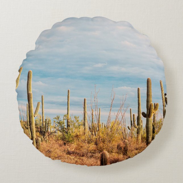 Desert with Saguaro cacti Round Pillow (Front)