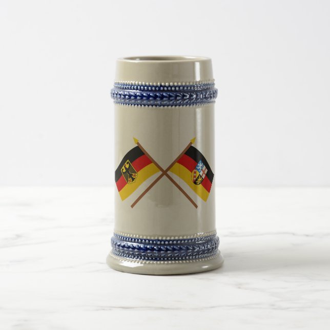 Deutschland und Saarland Flaggen, gekreuzt Beer Stein (Center)