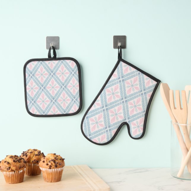 diamond shaped blue pattern oven mitt & pot holder set (Insitu(Hanging))
