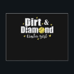 Dirt and Diamond Kinda Girl Softball Sport Postcard<br><div class="desc">Super Motive zum Thema Softball. Wichtige Wörter sind baseball, Mannschaft und Sport. Tolle Grafik für Fans des Teamsports aus Amerika mit dem Titel: Dirt and Diamond kinda Girl Softball Sport. Softball ist eine Mannschaftssportart, wo es darum geht, Läufe zu erzielen, indem die Spieler auf einem Vier-Base-Pfad vorrücken. Es basiert auf...</div>