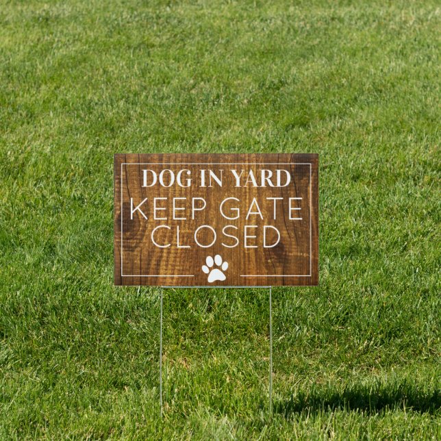 DOG YARD SIGN GATE CLOSED (FAUX WOOD PRINT) (Insitu)