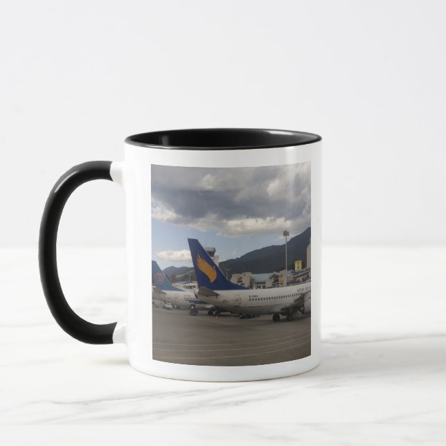 Domestic Chinese jet airliners lined up at Mug (Left)