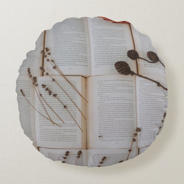 Dried flowers on books round pillow (Front)