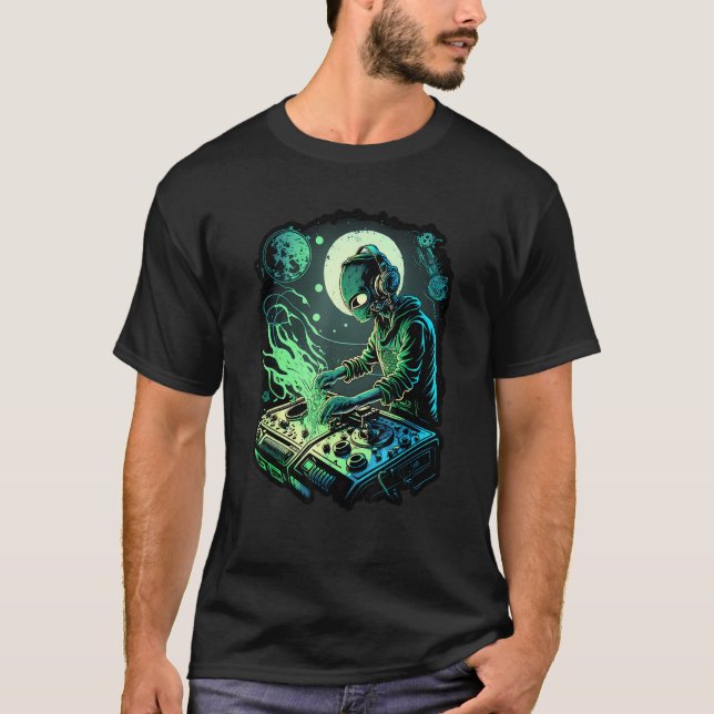 EDM Alien Rave Astronaut Alien DJ Alien DJing in S T-Shirt (Front)