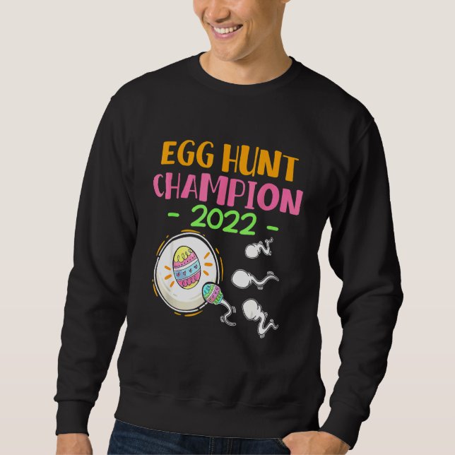 Egg Hunt Champion 2022 Easter Pregnancy Announceme Sweatshirt (Front)