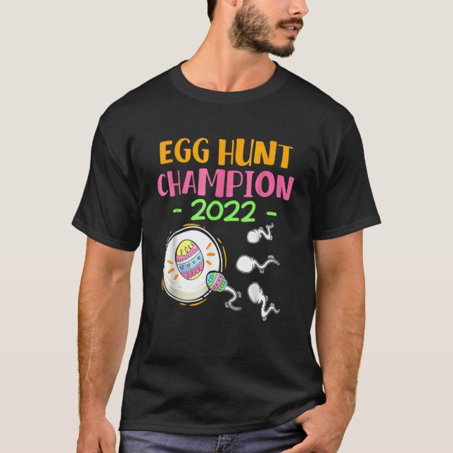 Egg Hunt Champion 2022 Easter Pregnancy Announceme T-Shirt (Front)