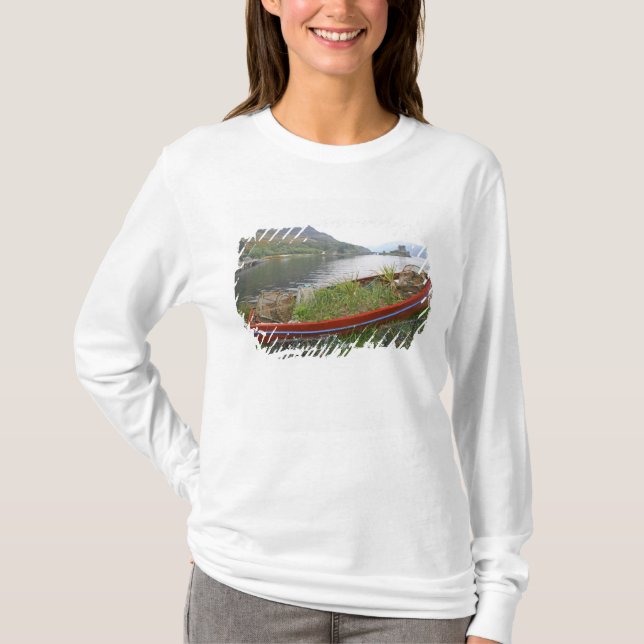 Eilean Donan Castle, Scotland. The famous Eilean 4 T-Shirt (Front)