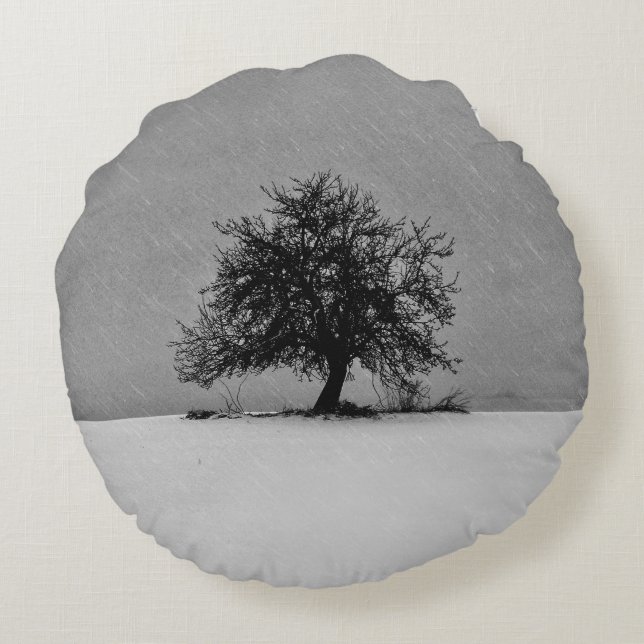 Einsamer Baum im Schnee Round Pillow (Back)