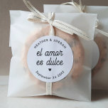 El Amor es Dulce Modern Wedding Favors Classic Round Sticker<br><div class="desc">El Amor es Dulce Modern Wedding Favors Stickers</div>