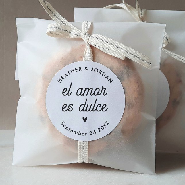 El Amor es Dulce Modern Wedding Favors Classic Round Sticker (Creator Uploaded)