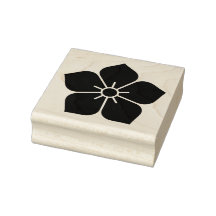 Elegance in Every Petal: 桔梗 Blossom T-Shirt
