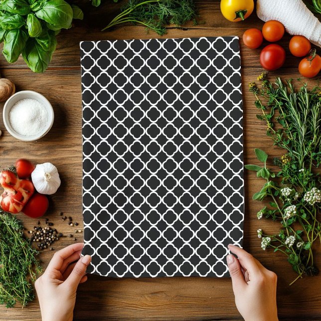 Elegant Black and White Quatrefoil Pattern Towel (Elegant Black and White Quatrefoil Pattern Towel)